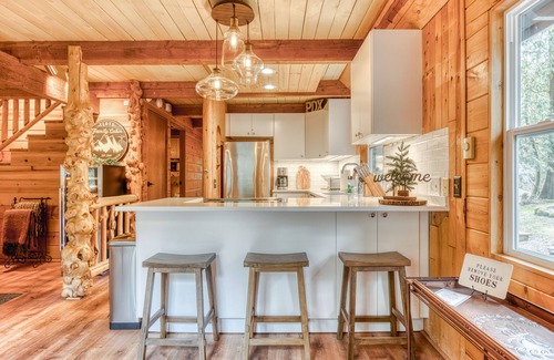 Rhododendron Cabin | 2-story mountain cabin with loft and fireplace, deck, streaming, washer/dryer