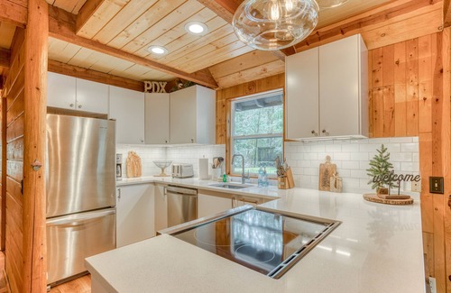 Rhododendron Cabin | 2-story mountain cabin with loft and fireplace, deck, streaming, washer/dryer