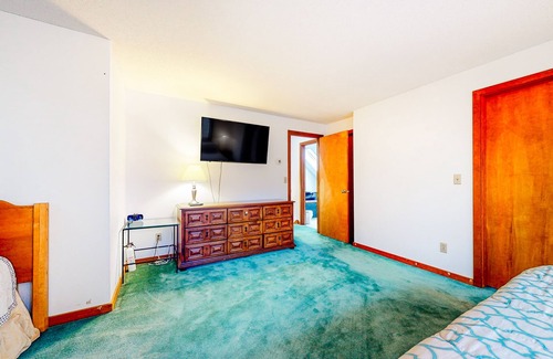 Jamaica Condo | 2-story mountain condo with fireplace, private deck, WFH setup, & jetted tub