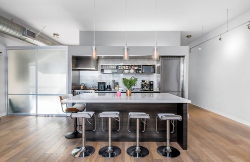 Del Rey Condo | 2 Story penthouse unit w/home office and 2160 sq ft in heart of Marina Del Rey