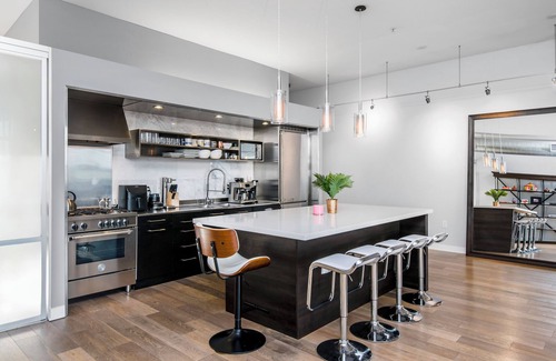 Del Rey Condo | 2 Story penthouse unit w/home office and 2160 sq ft in heart of Marina Del Rey