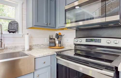 Clarkesville House | 2-story snowbird-friendly home with firepit, deck, porch, washer/dryer, & AC