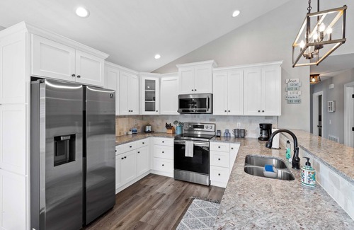 Southmont Cabin | 2 Stunning Lakefront Homes: Docks/Fire Pits/Kayaks