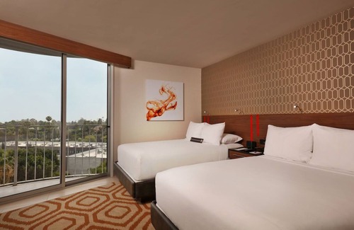 Los Angeles Hotel | 2 Stylish Rooms Near Santa Monica Beaches | Rooftop Dining, Iconic View, Pool!