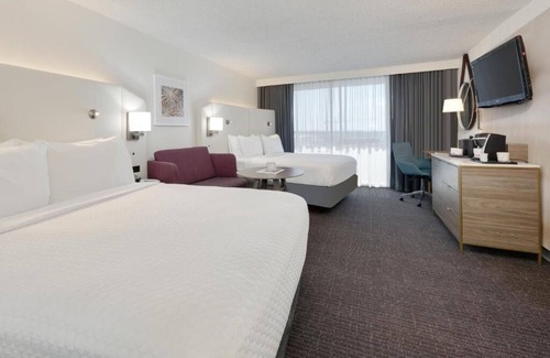 Downtown Dallas Hotel | 2 Stylish Rooms w/Elegant Décor, Downtown Dallas Location! Outdoor Pool!
