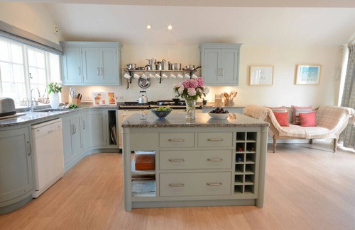 Thorpeness Cottage | 2 THE BAYS, THORPENESS, pet friendly, with a garden in Thorpeness