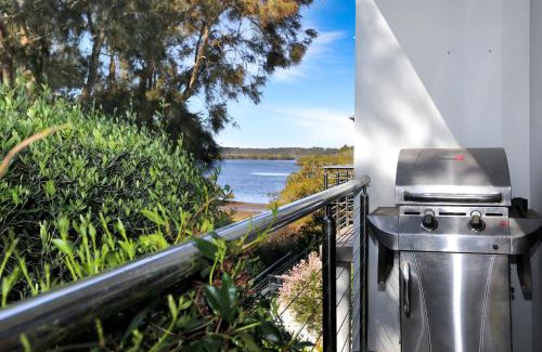 Tea Gardens House | 2 The Pier - Elegance by the Water
