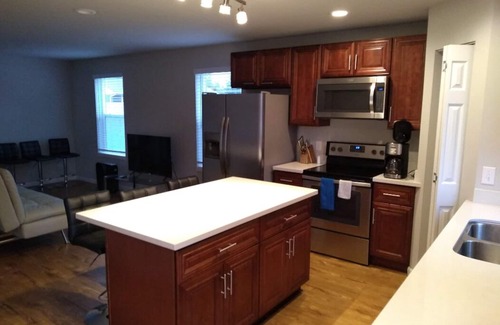 Renton House | ⁎ 2 Townhomes with Smart TV & Blackout Curtains