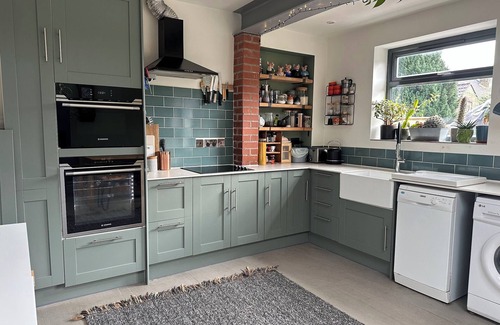 Brislington Cottage | 2 TRELAWNEY PARK, pet friendly, character holiday cottage in Bristol