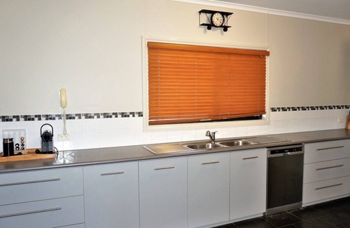 Exmouth House | 2 Trout Place - large well appointed home