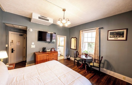 Shawnee On Delaware Hotel | 2 Units | Enjoy Nature from a Warm, Historic Stay Near Scenic Pocono Mountain