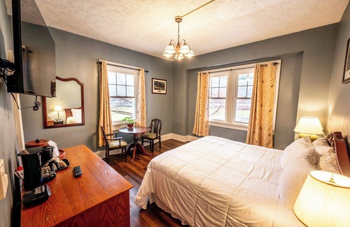Shawnee On Delaware Hotel | 2 Units | Enjoy Nature from a Warm, Historic Stay Near Scenic Pocono Mountain