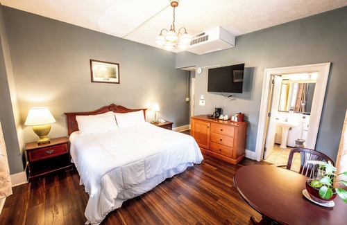 Shawnee On Delaware Hotel | 2 Units | Enjoy Nature from a Warm, Historic Stay Near Scenic Pocono Mountain