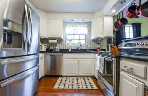 Athens House | 2 Units & Mins to UGA - The Glory Glory Doghouse