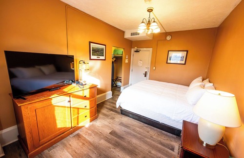 Shawnee On Delaware Hotel | 2 Units | Relax & Unwind in Nature | Ideal Stay for Golf Fans & Scenic Explorers