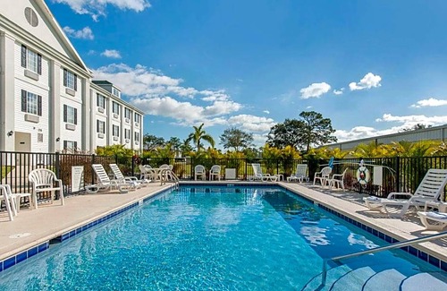 Interchange Square Hotel | 2-Star Hotel ∙ Quality Inn Palm Bay - Melbourne I-95