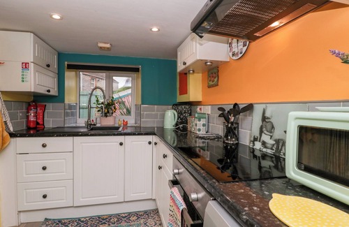 Kewstoke Cottage | 2 VICTORIA COTTAGES, romantic, country holiday cottage in Kewstoke