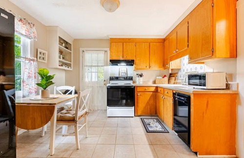 Cayce Cottage | 2 Weeks to Monthly- Comfy 2-bedroom cottage peacefully nestled in fabulous Cayce