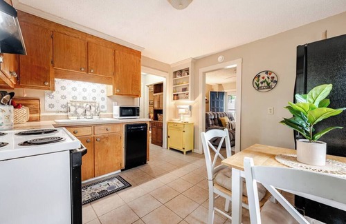 Cayce Cottage | 2 Weeks to Monthly- Comfy 2-bedroom cottage peacefully nestled in fabulous Cayce