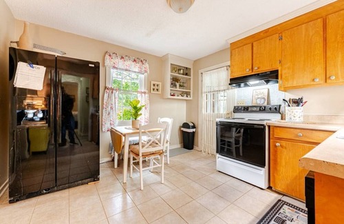 Cayce Cottage | 2 Weeks to Monthly- Comfy 2-bedroom cottage peacefully nestled in fabulous Cayce