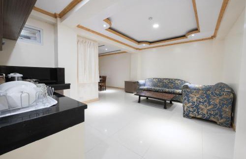 Baguio Apartment | 2 Wide Bedroom Unit with Breakfast for 2pax