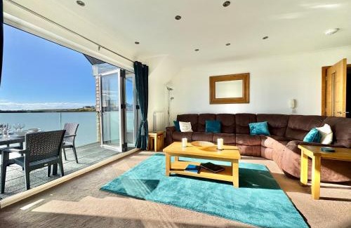 Trearddur Bay Apartment | 2 Y Bae -Top Floor-2 Bed - Lift and Pet friendly
