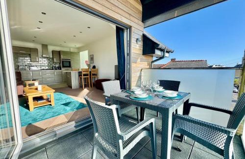 Trearddur Bay Apartment | 2 Y Bae -Top Floor-2 Bed - Lift and Pet friendly
