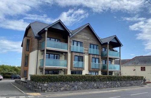 Trearddur Bay Apartment | 2 Y Bae -Top Floor-2 Bed - Lift and Pet friendly