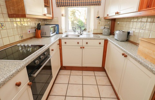 Castlemorris House | 2 YR HEN FELIN, pet friendly, country holiday cottage in Letterston