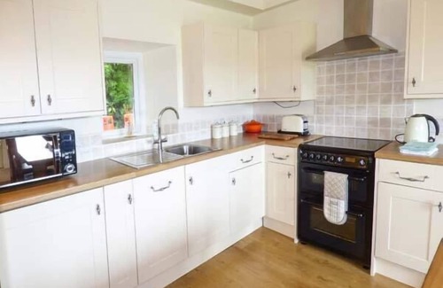 Llanrhychwyn Cottage | 2 YSGUBOR GERRIG, family friendly, with open fire in Trefriw
