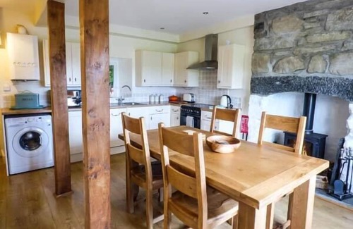 Llanrhychwyn Cottage | 2 YSGUBOR GERRIG, family friendly, with open fire in Trefriw