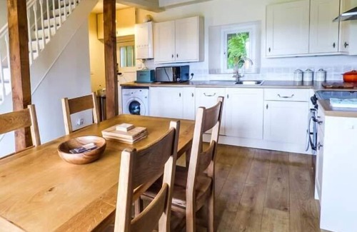 Llanrhychwyn Cottage | 2 YSGUBOR GERRIG, family friendly, with open fire in Trefriw