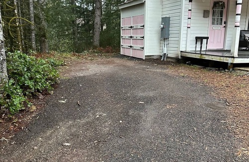 Poulsbo Cottage | 20 acre farm Homestead Flowering Cottage