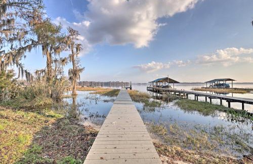 Earleton House | 20 Mi to UF Campus Santa Fe Lake Escape with Dock!