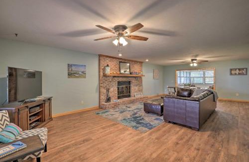 Earleton House | 20 Mi to UF Campus Santa Fe Lake Escape with Dock!