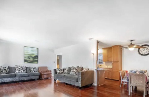 North Tustin House | 20 MIN TO BEACH, KING SIZE, PRIVATE POOL, GAMES