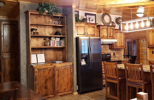 Island Park Cabin | 🌲20 Min to Yellowstone, High Speed Fiber, Hot tub, Fire Pit, Play Structure.