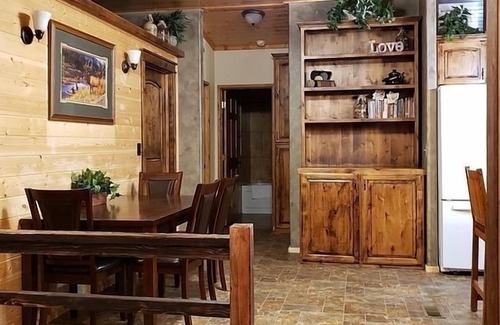 Island Park Cabin | 🌲20 Min to Yellowstone, High Speed Fiber, Hot tub, Fire Pit, Play Structure.