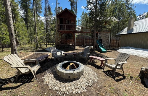 Island Park Cabin | 🌲20 Min to Yellowstone, High Speed Fiber, Hot tub, Fire Pit, Play Structure.