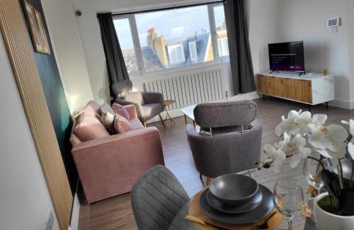 Tooting Apartment | 20 mins to central London, Stylish sky views 2 bed