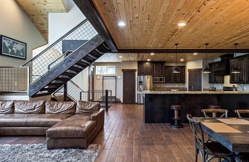 Summit Park House | 20 Minutes from the Mountain! Family Paradise, Sleeps 14, High-End Interiors