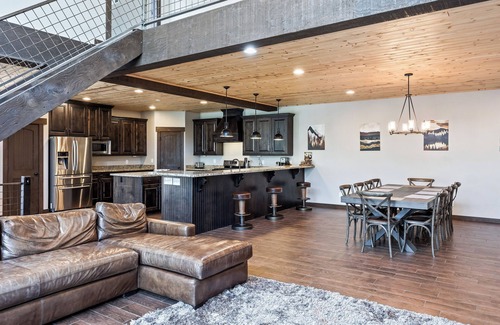 Summit Park House | 20 Minutes from the Mountain! Family Paradise, Sleeps 14, High-End Interiors