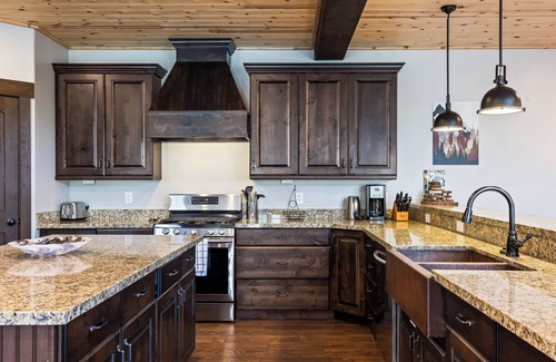 Summit Park House | 20 Minutes from the Mountain! Family Paradise, Sleeps 14, High-End Interiors