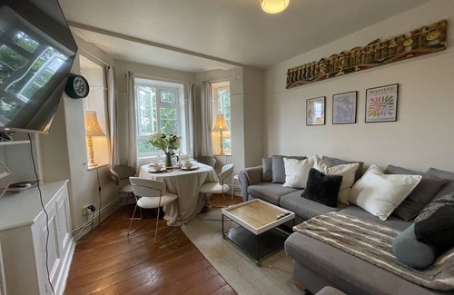 Vassall Apartment | 20 minutes to Central London! Family sized apartment opposite park and shops