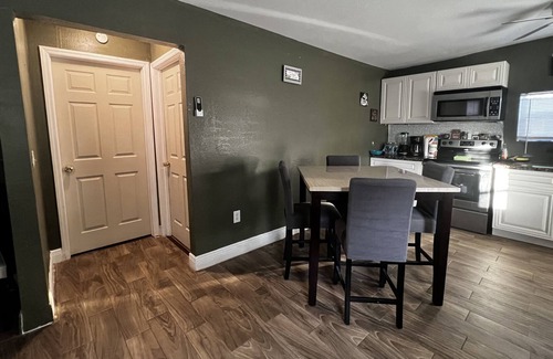 Winter Garden House | 20 minutes to the theme park! Family-sized 2/1 with backyard sleeps 7