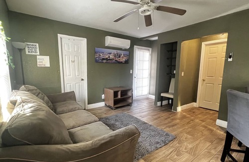 Winter Garden House | 20 minutes to the theme park! Family-sized 2/1 with backyard sleeps 7