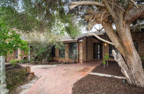 Booragoon House | 20 OFF Affortable Long Stay 4 Queen Bed House Near Uni City Swan River