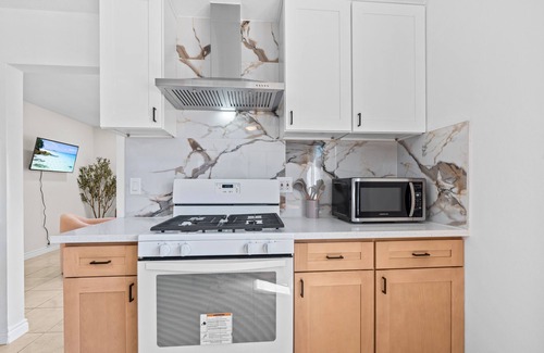 Tustin House | 20% OFF Brand New Furnished 2BR w Private Garage