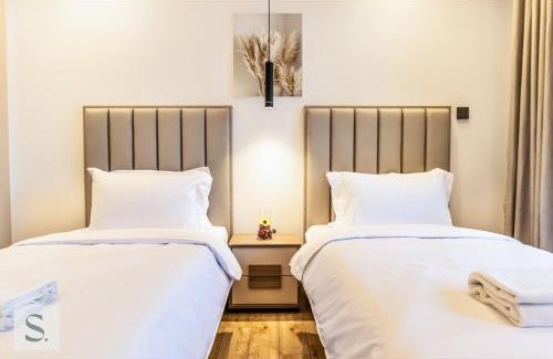 Al Satwa Apartment | 20% OFF! Luxury 2 BDR Apt, Centrally Located, Huge Terrace