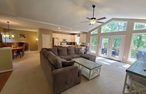 Livingston House | 20% off Waterfront 2 primary suites, water front, dog-friendly, firepit!